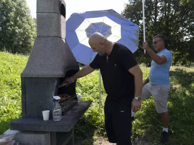 Mojster žara je po družabni hierarhiji na dan piknika absolutno najbolj pomembna oseba, ki je deležen posebne pozornosti. / Foto: Nik Erik Neubauer