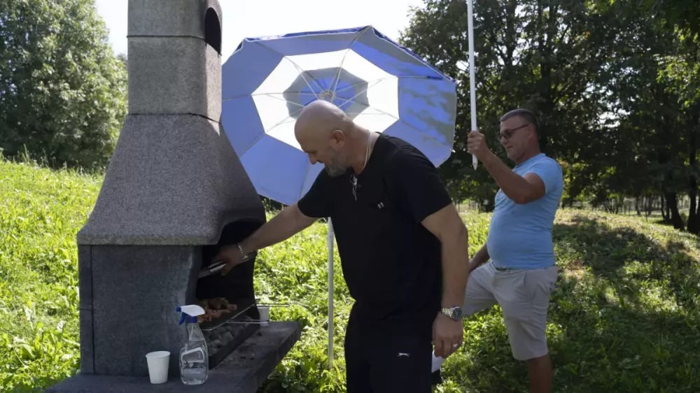 Mojster žara je po družabni hierarhiji na dan piknika absolutno najbolj pomembna oseba, ki je deležen posebne pozornosti. / Foto: Nik Erik Neubauer