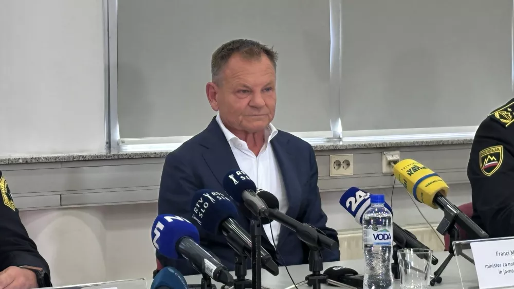 Novo mesto, Policijska uprava Novo mesto.Novinarska konferenca, na kateri so minister za notranje zadeve in javno upravo Franci Matoz, direktor Policijske uprave Novo mesto Dejan Kink in namestnik generalnega direktorja policije Donald Rus predstavili sobotne aktivnosti policistov pri preiskovanju kaznivih dejanj ter iskanju oborozene in nevarne osebe na sirsem obmocju Ursnih sel.