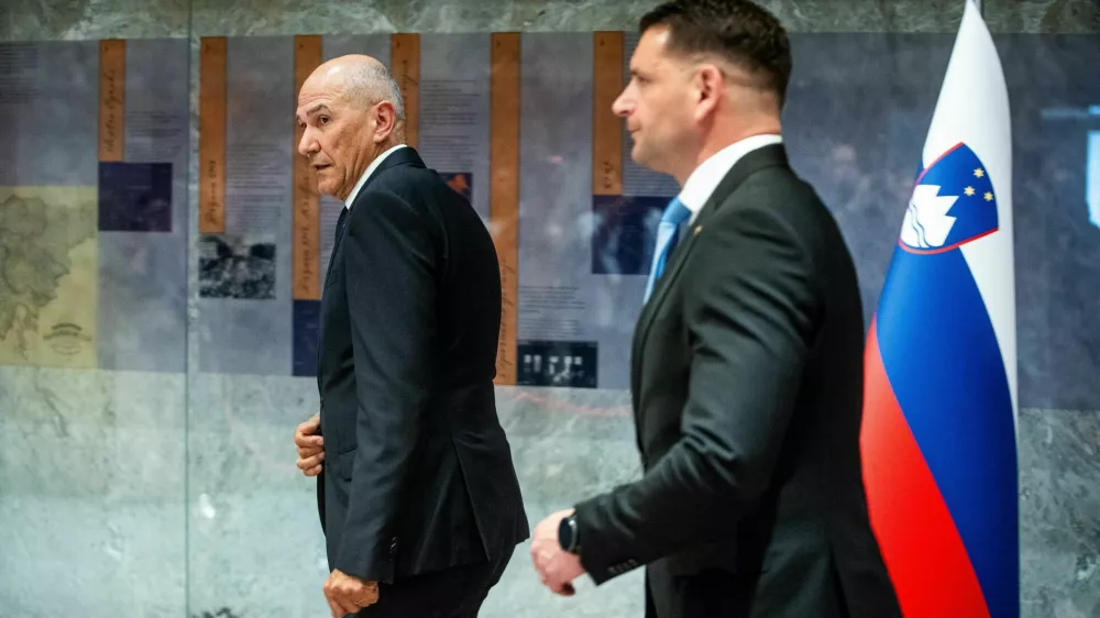 Ljubljana, DZ.Izredna seja DZ, na kateri so obravnavali predlog za izvolitev prvaka SDS Janeza Janse za predsednika vlade.Mandatar za sestavo vlade Janez Jan&scaron;a in predsednik DZ Zoran Stevanović