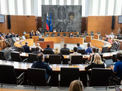 Ljubljana, DZ.Izredna seja DZ, na kateri med drugim obravnavajo predlog zakona o izvajanju uredbe EU o ustanovitvi skupnega podjetja za evropsko visokozmogljivostno racunalnistvo.