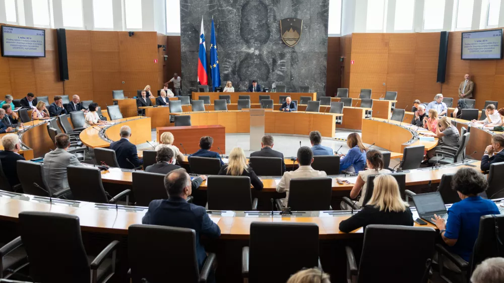 Ljubljana, DZ.Izredna seja DZ, na kateri med drugim obravnavajo predlog zakona o izvajanju uredbe EU o ustanovitvi skupnega podjetja za evropsko visokozmogljivostno racunalnistvo.