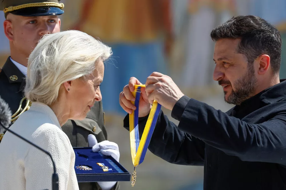 Ukraine's President Volodymyr Zelenskiy awards European Commission President Ursula von der Leyen with The Order of Europe during marking the Day of Ukrainian Statehood in front of St. Michael's Cathedral, amid Russia's attack on Ukraine, in Kyiv, Ukraine July 15, 2026. REUTERS/Valentyn Ogirenko