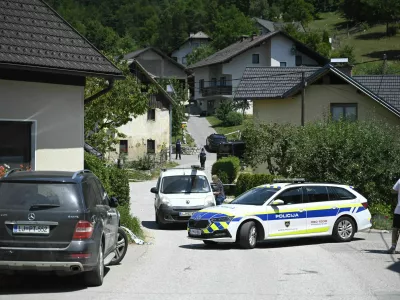 Mo&scaron;ki je v okolici Moravč ustrelil biv&scaron;o ženo in jo hudo ranil, potem pa sodil &scaron;e sebi. 