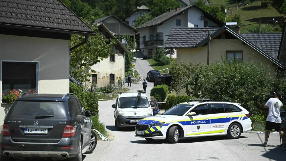 Mo&scaron;ki je v okolici Moravč ustrelil biv&scaron;o ženo in jo hudo ranil, potem pa sodil &scaron;e sebi. 
