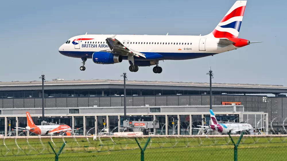 FILED - 03 May 2022, Brandenburg, Schoenefeld: A British Airways passenger aircraft lands on the southern runway of the capital's BER airport. International Airlines Group (IAG), owner of British Airways, is placing an order for dozens of Airbus planes, the company announced on Thursday in a move it says will help it reach its climate goals. Photo: Patrick Pleul/dpa
