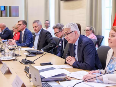 Ljubljana, vlada.Izredna seja Ekonomsko-socialnega sveta (ESS), na kateri so med drugim podali mnenje k predlogu zakona o interventnih ukrepih za razvoj Slovenije, mnenje k predlogu interventnega zakona o dolgotrajni oskrbi in zacasni podpori izvajalcem institucionalnega varstva ter mnenje k predlogu novele zakona o zasebnem varovanju.Predsednik ESS Mitja Gorenscek.