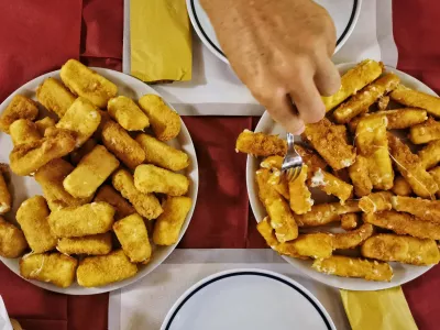 Dve porciji ocvrtega sira