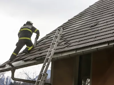 - pokrivanje odkrite strehe v Bohinjski Bistrici- 12.12.2017 &ndash; Vremenska ujma zajela večji del Slovenije - neurje &ndash; orkanski veter - obilne padavine &ndash; poplave - zaradi hudega vetra in plazov na cestah podrta drevesa, odkrite strehe in po&scaron;kodovani električni vodi &ndash; naravna nesreča - //FOTO: Bojan Velikonja