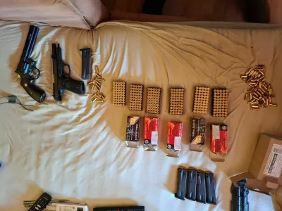 Policisti so zasegli dve pi&scaron;toli, naboje, nabojnike &hellip;