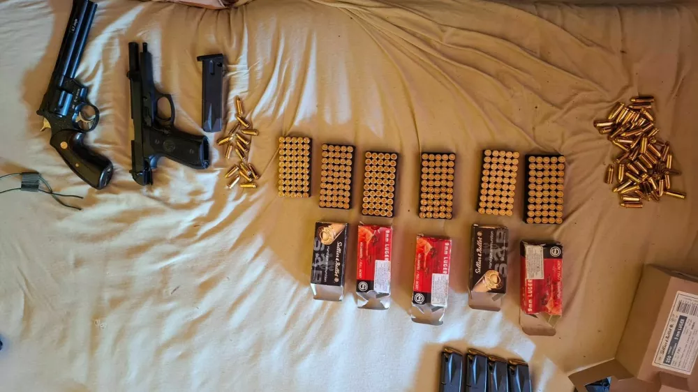 Policisti so zasegli dve pi&scaron;toli, naboje, nabojnike &hellip;