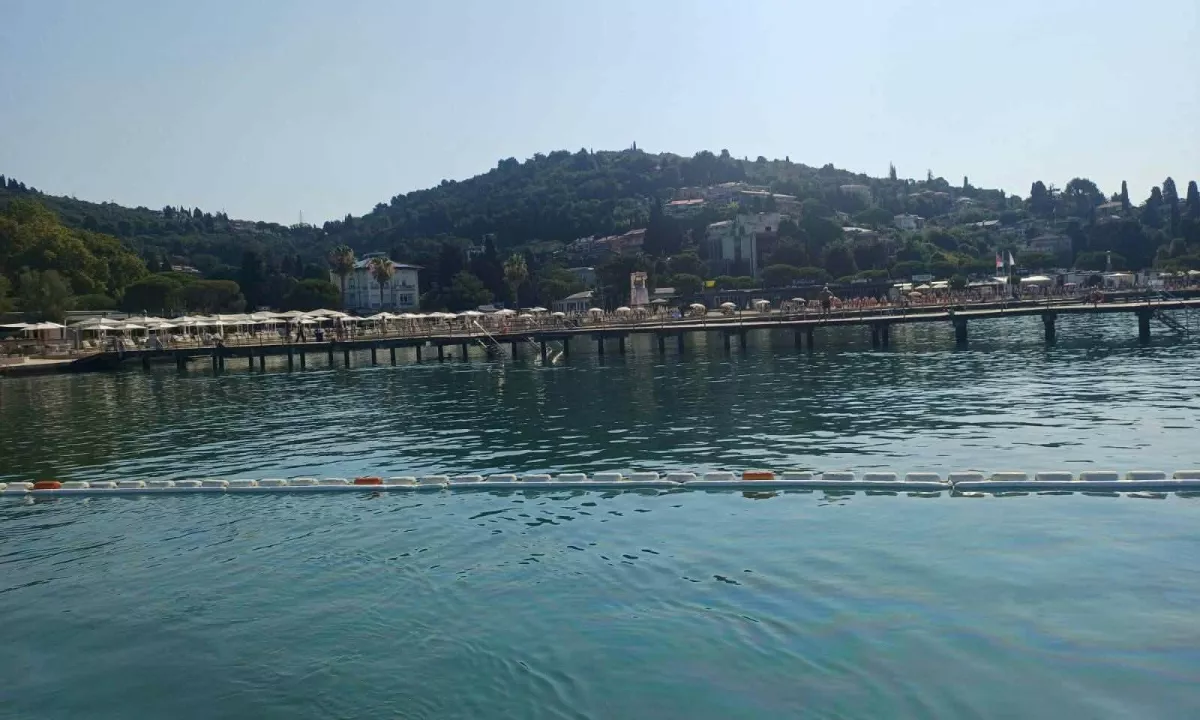 Na portoroški plaži začasno prepovedali kopanje: V morje izteklo 50 litrov goriva