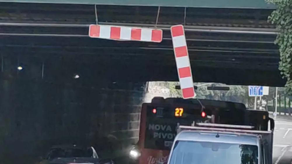Tokrat s podvoza visi  Foto: Facebook