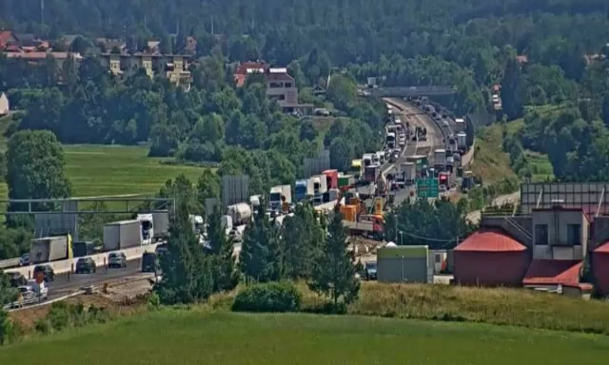 Na primorski avtocesti zaprta vozni in prehitevalni pas proti Ljubljani, nastaja zastoj