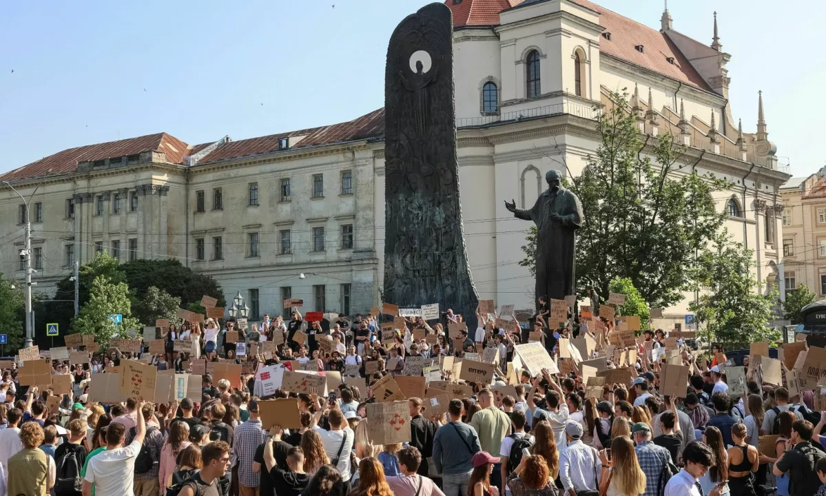Ljudje na nogah, ker se je Zelenski znebil priljubljenega obrambnega ministra