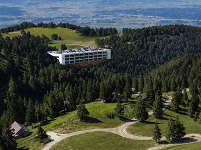 Garažna hi&scaron;a pod Krvavcem: Občina o za&scaron;čiti vode, stroka o spodbujanju avtomobilov