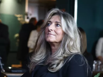 Predsednica dru&scaron;tva Pend Pia Barbara Hrovat 19.11.2025 - Dokler naju smrt ne loči. Dru&scaron;tvo PEND - femicid - nasilje nad ženskami - poročna obleka - črnaFoto: Luka Cjuha