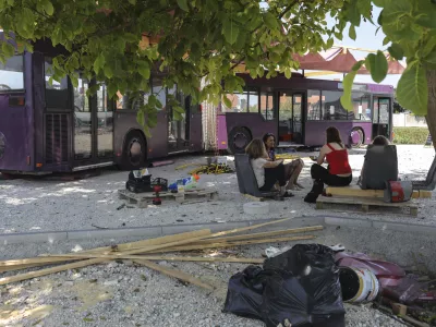 - 30.07.2021 &ndash; Ka&scaron;elj &ndash; Mobilni mladinski center Ljuba in Drago - mladi zmaji iz odsluženega avtobusa LPP v Ka&scaron;lju, na Cesti &scaron;panskih borcev skupaj s prebivalci soustvarjajo nov skupnostni center - javni ustvarjalni prostor, namenjen druženju in souporabi mladih in lokalne skupnosti - Avtobus za ustvarjanje - /FOTO: Jaka Gasar