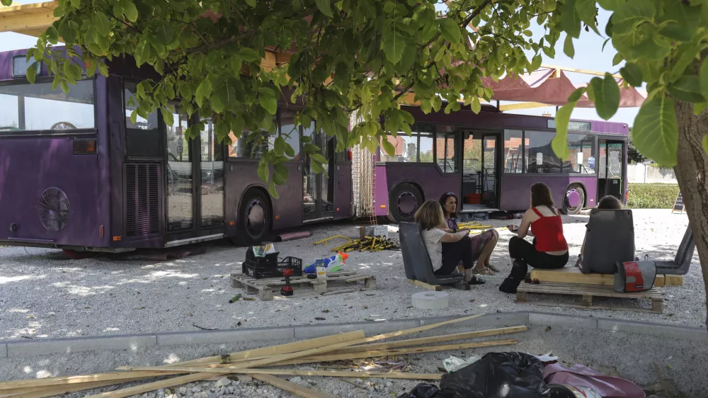 - 30.07.2021 &ndash; Ka&scaron;elj &ndash; Mobilni mladinski center Ljuba in Drago - mladi zmaji iz odsluženega avtobusa LPP v Ka&scaron;lju, na Cesti &scaron;panskih borcev skupaj s prebivalci soustvarjajo nov skupnostni center - javni ustvarjalni prostor, namenjen druženju in souporabi mladih in lokalne skupnosti - Avtobus za ustvarjanje - /FOTO: Jaka Gasar