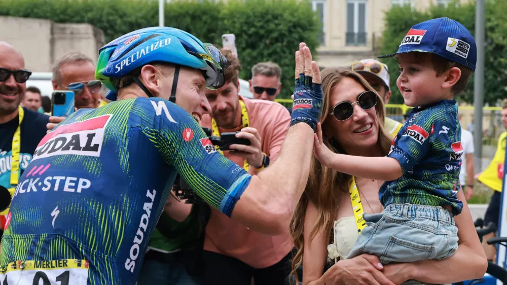 Cycling - Tour de France - Stage 12 - Circuit Nevers Magny-Cours to Chalon-sur-Saone - Chalon-sur-Saone, France - July 16, 2026 Soudal - Quick Step's Tim Merlier celebrates with his family, Cameron Vandenbroucke and his son Jules Merlier after winning stage 12 REUTERS/Stephanie Lecocq/Pool