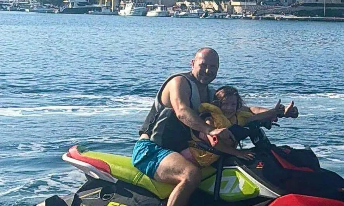 Logar s klobukom v ležalniku, Vrtovec na vodnem skuterju, Dončić se je zaljubil v golf
