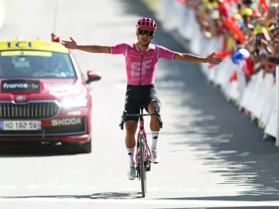 Cycling - Tour de France - Stage 18 - Voiron to Orcieres-Merlette - Orcieres-Merlette, France - July 23, 2026 EF Education - EasyPost's Richard Carapaz celebrates as he crosses the finish line to win stage 18 REUTERS/Gonzalo Fuentes