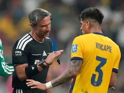 Referee Slavko Vincic, of Slovenia, talks to Ecuador's Piero Hincapie (3) during the World Cup round of 32 soccer match between Mexico and Ecuador in Mexico City, Tuesday, June 30, 2026. (AP Photo/Fernando Llano)