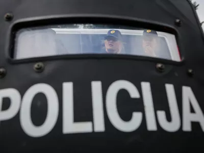 - simbolična fotografija - - policijski &scaron;čitnik - proti demonstracijski &scaron;čit; - - 27.06.2016 - POLICIJA - Dan Policije - Osrednja prireditev ob dnevu slovenske policije v spomin na organiziran in profesionalen upor agresorju na ozemlju Republike Slovenije ter v spomin na dogodek leta 1991, ko so se policisti spopadli z Jugoslovansko ljudsko armado na mejnem prehodu Holmec,  //FOTO: Luka Cjuha