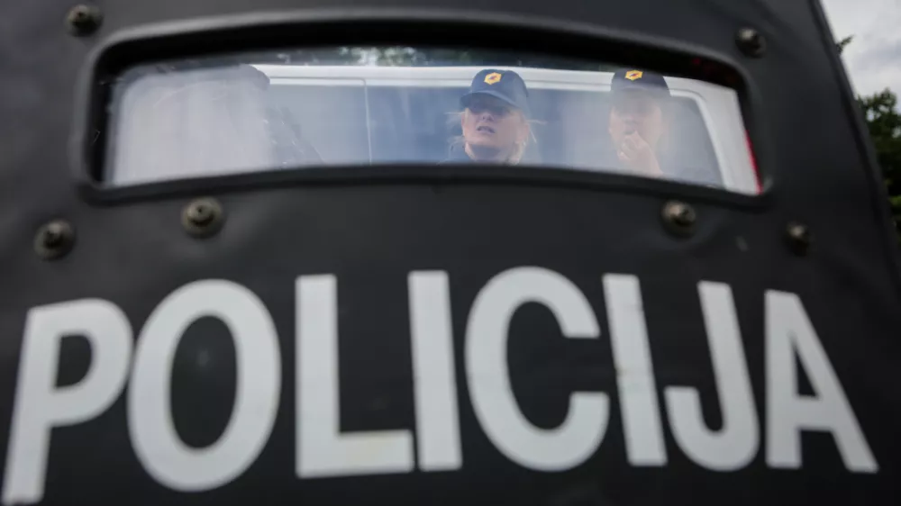 - simbolična fotografija - - policijski &scaron;čitnik - proti demonstracijski &scaron;čit; - - 27.06.2016 - POLICIJA - Dan Policije - Osrednja prireditev ob dnevu slovenske policije v spomin na organiziran in profesionalen upor agresorju na ozemlju Republike Slovenije ter v spomin na dogodek leta 1991, ko so se policisti spopadli z Jugoslovansko ljudsko armado na mejnem prehodu Holmec,  //FOTO: Luka Cjuha