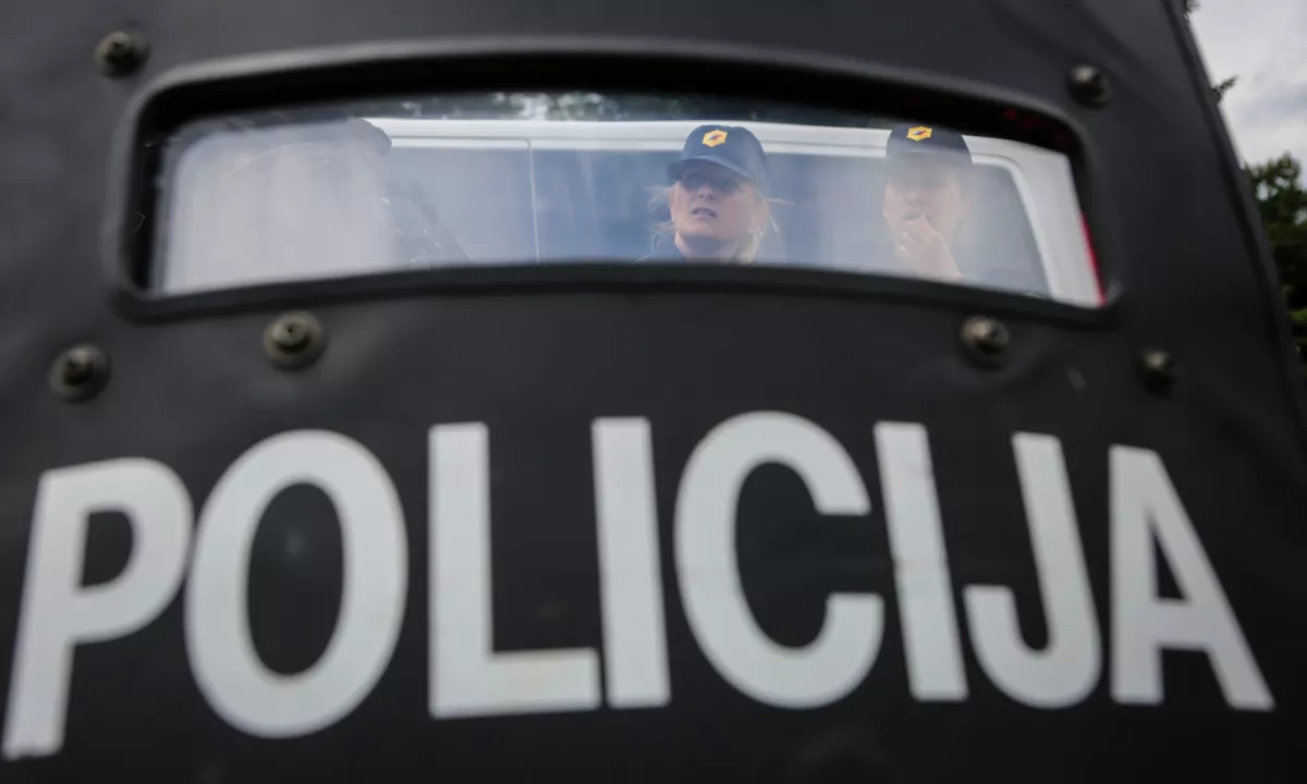 Osumljeni napada na policista je v priporu
