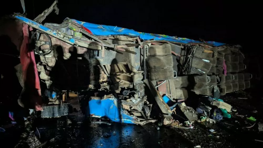 Uganta prevrnjen avtobus