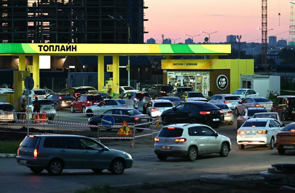 Vehicles queue to refuel at a gasoline pump in the Siberian city of Omsk, Russia, July 6, 2026. REUTERS/Alexey Malgavko