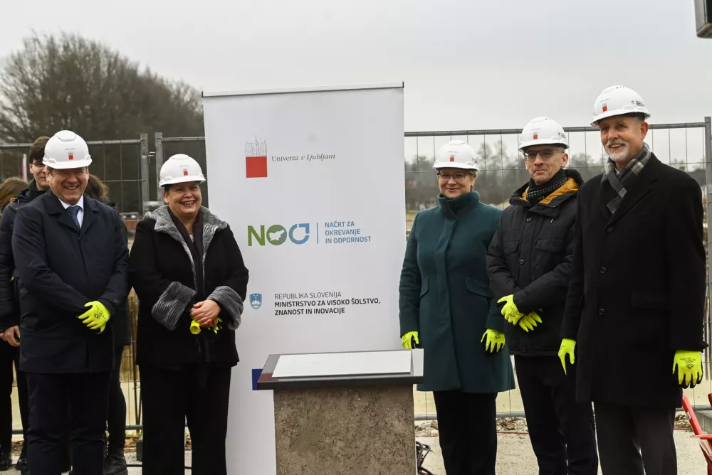 minister za visoko &scaron;olstvo, znanost in inovacije Igor Papič,rektor Univerze v Ljubljani Gregor Majdič,dekanja Veterinarske fakultete UL Breda Jakovac Strajn,vodja predstavni&scaron;tva Evropske komisije v Sloveniji Jerneja Jug Jer&scaron;edirektor Urada RS za okrevanje in odpornost Josip Mihalic; - 15.12.2023 &ndash; gradbi&scaron;če - nova Veterinarska fakulteta Univeze v Ljubljani, Cesta v Mestni log med 47 in 51a - položitev temeljnega kamna za novo Veterinarsko fakulteto UL, //FOTO: Nik Erik Neubauer