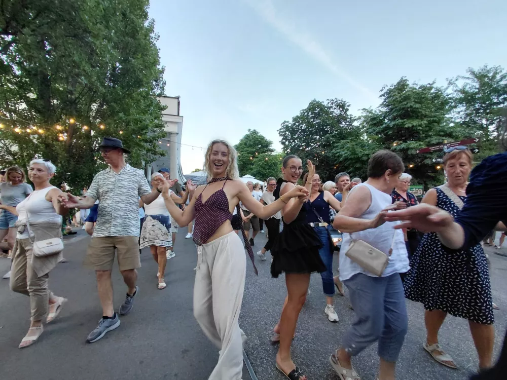 (REPORTAŽA) Poletni utrip v Ljubljani: Ko se neznanci spremenijo v plesne partnerje