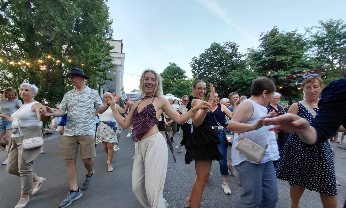 Poletni utrip v Ljubljani: Ko se neznanci spremenijo v plesne partnerje čačačaja