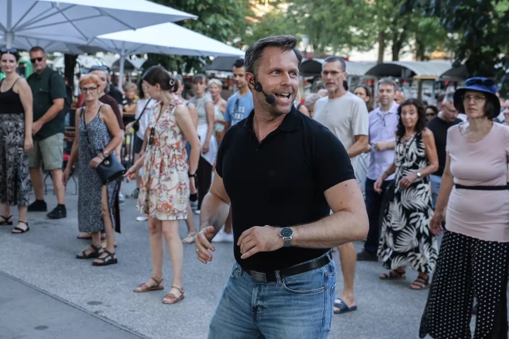 (REPORTAŽA) Poletni utrip v Ljubljani: Ko se neznanci spremenijo v plesne partnerje