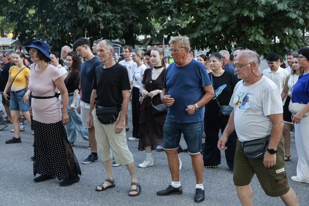 (REPORTAŽA) Poletni utrip v Ljubljani: Ko se neznanci spremenijo v plesne partnerje