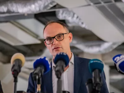 Ljubljana, prostori Ministrstva za pravosodje na Litijski cesti.Novinarska konferenca ministra za pravosodje Mihaela Zupancica in predsednika Demokratov ter ministra za gospodarstvo, delo in sport Anzeta Logarja o predlogu zakona o specializiranih organih za obravnavo korupcijskih kaznivih dejanj in organiziranega kriminala.Gospodarski minister Anze Logar