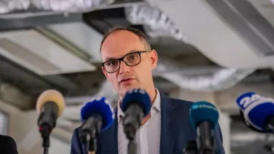 Ljubljana, prostori Ministrstva za pravosodje na Litijski cesti.Novinarska konferenca ministra za pravosodje Mihaela Zupancica in predsednika Demokratov ter ministra za gospodarstvo, delo in sport Anzeta Logarja o predlogu zakona o specializiranih organih za obravnavo korupcijskih kaznivih dejanj in organiziranega kriminala.Gospodarski minister Anze Logar