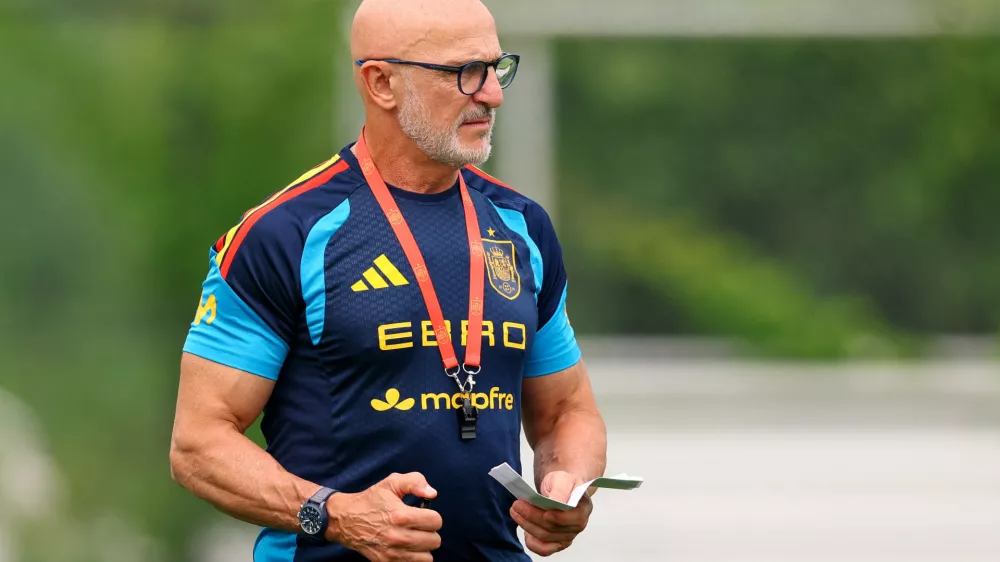 Soccer Football - FIFA World Cup 2026 - Spain training - Melanie Lane Training Grounds, East Hanover, New Jersey, U.S. - July 16, 2026 Spain coach Luis De La Fuente during training IMAGN IMAGES via Reuters/Vincent Carchietta