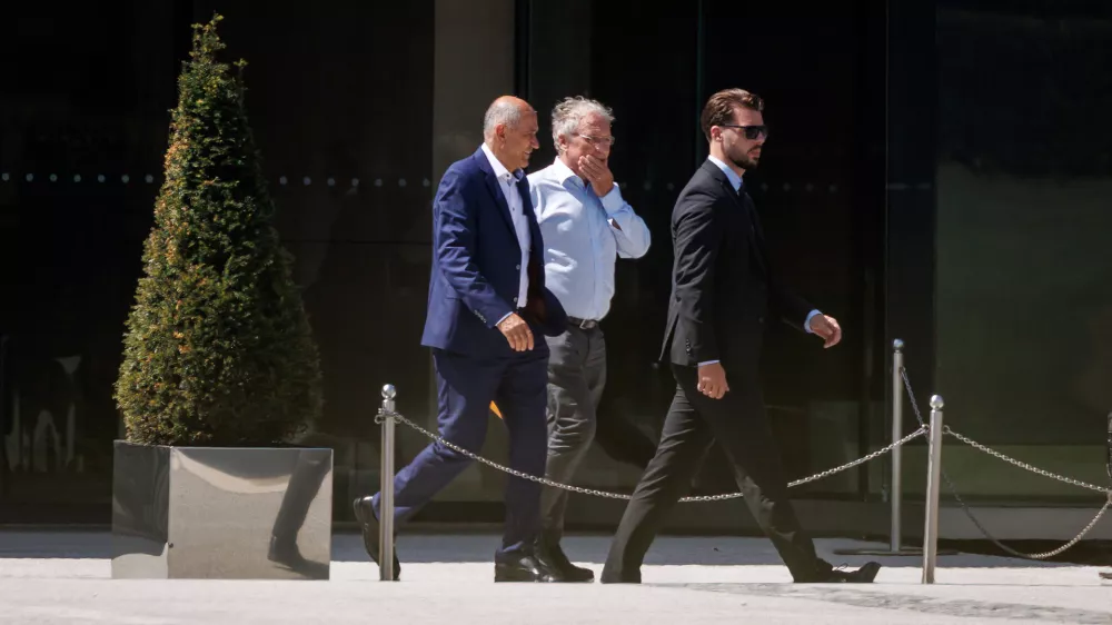 Brdo pri Kranju, Kongresni center Brdo.Predsedniki strank vladajoce koalicije, clani vlade ter koalicijski poslanci so se sestali na koalicijskem vrhu, na katerem so predstavili normativni nacrt dela vlade do konca leta.