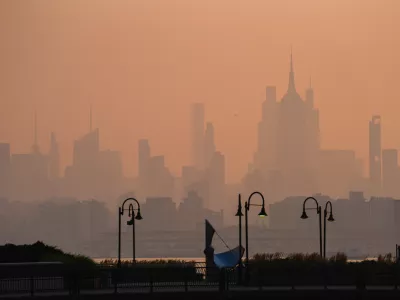 The New York City skyline is seen through a cover of wildfire smoke, in Jersey City, https://se.dnevnik.si/images/spacer_w.gifN.J., Friday, July 17, 2026. (AP Photo/Ryan Murphy)