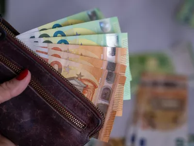 ILLUSTRATION - 21 August 2023, Berlin: Banknotes with the value of 100 and 50 euros are in a wallet. Photo: Monika Skolimowska/dpa,Image: 799174657, License: Rights-managed, Restrictions: GERMANY OUT, Model Release: no