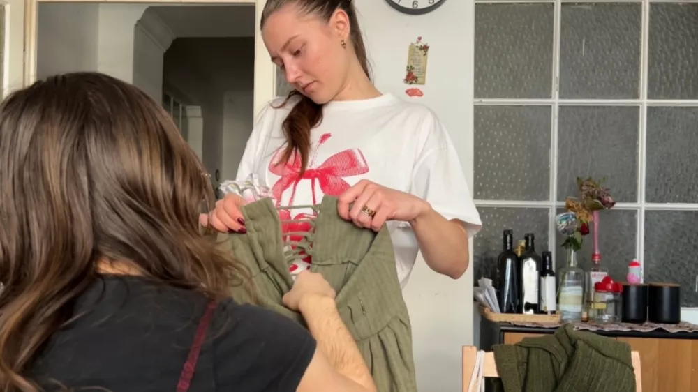 Modna oblikovalka Iva Hajdinak (levo) in ustanoviteljica blagovne znamke Aleksandra Ivanenko med razpravo o kroju.