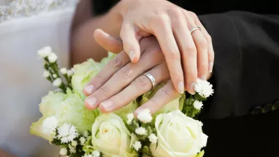 Close-up mid section of a newlywed couple with wedding rings and bouquet,Image: 187824776, License: Royalty-free, Restrictions:, Model Release: yes / Foto: Profimedia