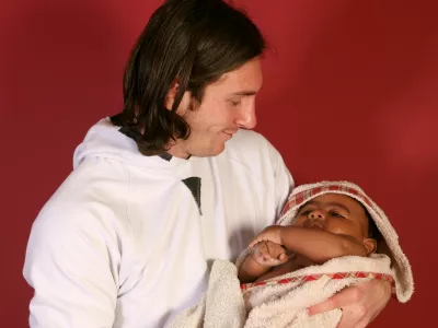 20-year-old soccer star Lionel Messi cradles Lamine Yamal, who was merely six months old at the time during a photo session in Sept. 2007 in the dressing room of the Camp Nou stadium in Barcelona, Spain. (AP Photo/Joan Monfort) / Foto: Joan Monfort