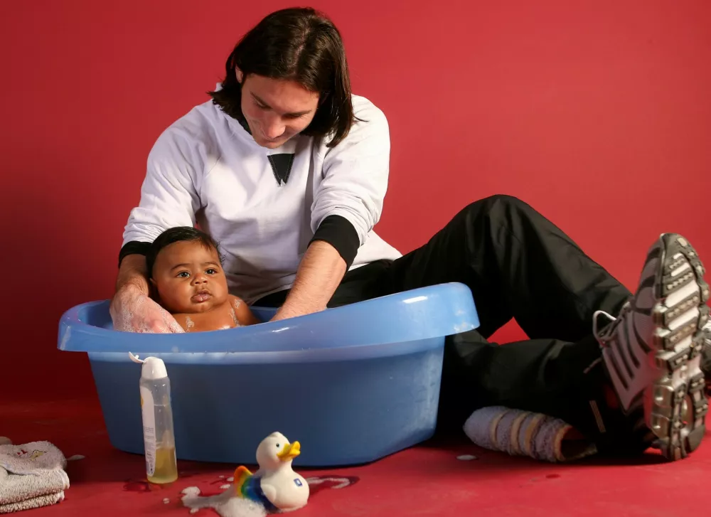 20-year-old soccer star Lionel Messi helps to bathe Lamine Yamal, who was merely six months old at the time, during a photo session in Sept. 2007 in the dressing room of the Camp Nou stadium in Barcelona, Spain. (AP Photo/Joan Monfort) / Foto: Joan Monfort