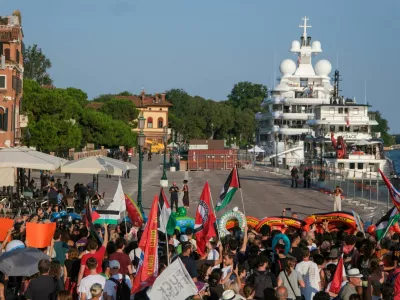 Protesters gather near the superyacht Boardwalk, used by U.S. Ambassador to Italy Tilman Fertitta, during a demonstration in Venice, Italy, July 17, 2026. REUTERS/Manuel Silvestri   TPX IMAGES OF THE DAY