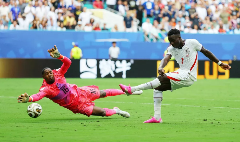 Soccer Football - FIFA World Cup 2026 - Bronze Final - France v England - Miami Stadium, Miami Gardens, Florida, U.S. - July 18, 2026 England's Bukayo Saka in action with France's Mike Maignan before scoring their third goal REUTERS/Carlos Barria   TPX IMAGES OF THE DAY