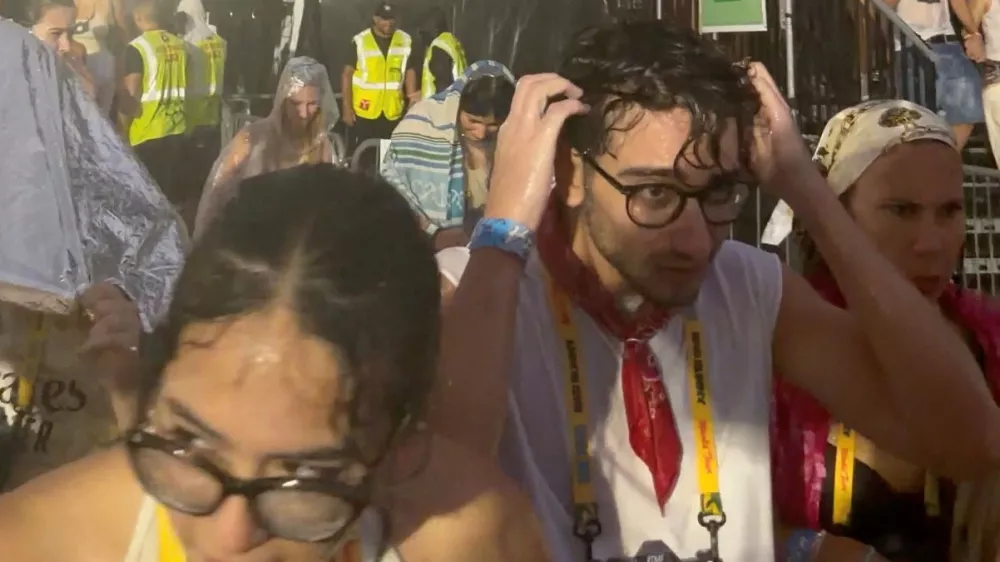 People evacuate from Bad Bunny's concert due to a hailstorm, in Milan, Italy, July 18, 2026, in this screen grab obtained from a social media video. @_enrih_ via Instagram/via REUTERS THIS IMAGE HAS BEEN SUPPLIED BY A THIRD PARTY. MANDATORY CREDIT. NO RESALES. NO ARCHIVES. VERIFICATION LINES: - Location confirmed from media reports and metadata - Coordinates: 45.49093249648833, 9.112358707099997 - Date confirmed from media, weather reports and metadata / Foto: @_enrih_ Via Instagram